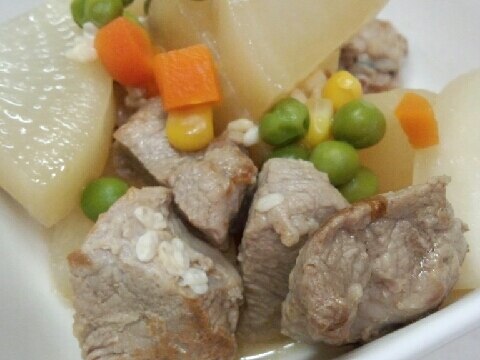 ゴロゴロ豚肉と大根の煮物、塩麹で。